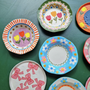 peinture sur céramiques assiettes colorées avec fleurs et noeuds 