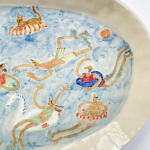 peinture sur céramique assiette avec personnages dans piscine 
