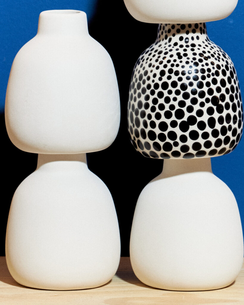 Créer des effets de matière en peinture sur céramique